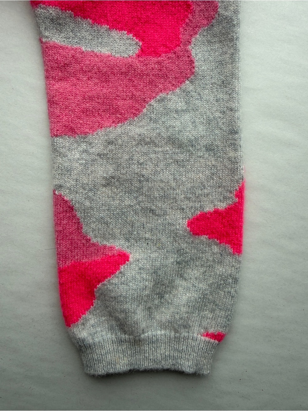 Brodie Cashmere Neon Camo Print Crewneck Sweater Pink Grey Size (S) - Picture 10 of 10